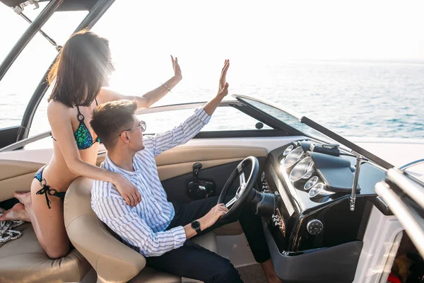 Casal jovem ter excursão de mar no barco a motor — Fotografia de Stock