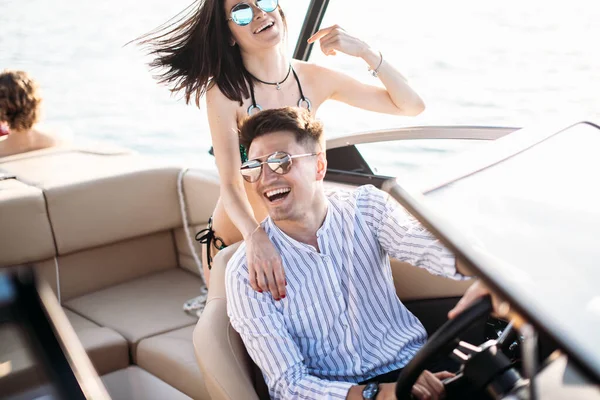 Casal jovem ter excursão de mar no barco a motor — Fotografia de Stock