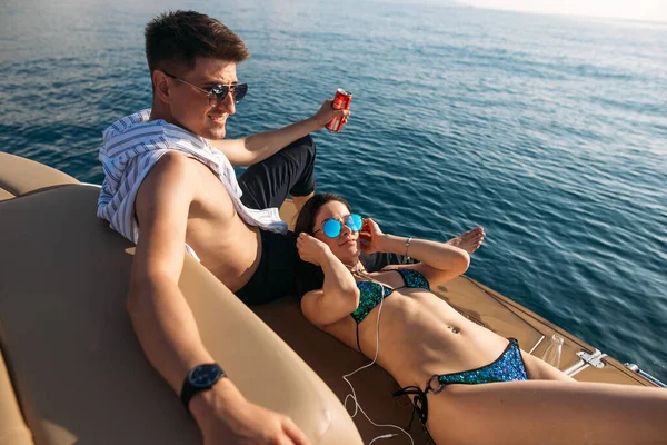 바다에서 배 위에 누워 있는 행복 한 부부. 섬에 있는 요트를 타고 휴가를 보내다. — 스톡 사진