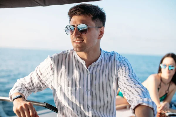 Mężczyzna w okularach przeciwsłonecznych i modne ubrania żeglarstwo na łodzi motorowej — Zdjęcie stockowe