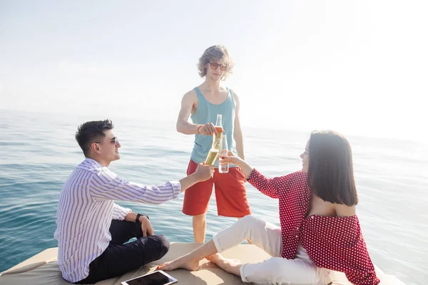 Iate bebendo cervejas enquanto conversa Grupo de amigos que fazem festa em barco à vela — Fotografia de Stock