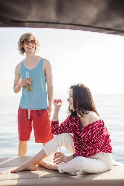 游艇边喝啤酒边聊天一群在帆船上聚会的朋友 — 图库照片