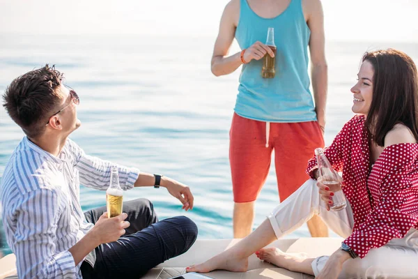 Iate bebendo cervejas enquanto conversa Grupo de amigos que fazem festa em barco à vela — Fotografia de Stock