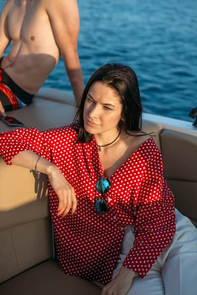 Két srác és egy csinos lány a jachton. Hétvégi parti a tengeren. — Stock Fotó
