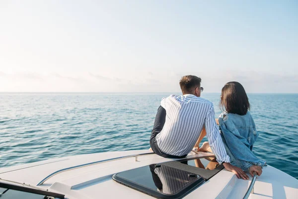 Kavkazský pár v lásce relaxaci na jachtě luku, Cestování životní styl koncept — Stock fotografie