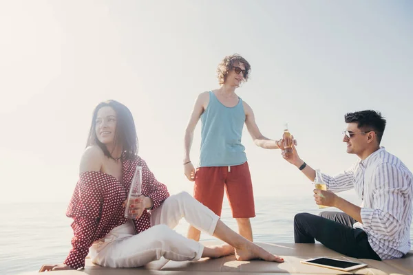Yacht bere birre mentre si parla Gruppo di amici che fanno festa in barca a vela — Foto Stock