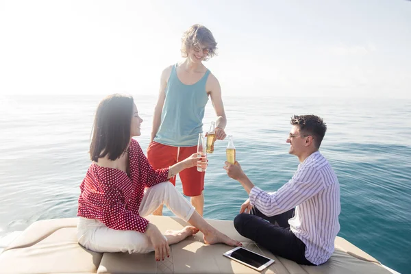 Iate bebendo cervejas enquanto conversa Grupo de amigos que fazem festa em barco à vela — Fotografia de Stock