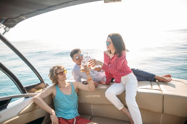 Iate bebendo cervejas enquanto conversa Grupo de amigos que fazem festa em barco à vela — Fotografia de Stock