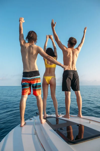 Grupa przyjaciół wziąć kąpiel słoneczną i pływać w wodzie podczas wycieczki łodzią — Zdjęcie stockowe