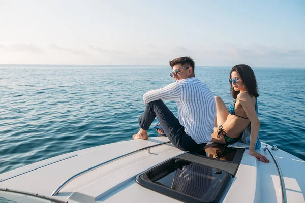 Coppia caucasica innamorata rilassante sulla prua dello yacht, Concetto di stile di vita itinerante — Foto Stock