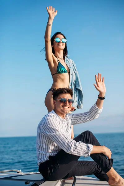 Kavkazský pár v lásce relaxaci na jachtě luku, Cestování životní styl koncept — Stock fotografie