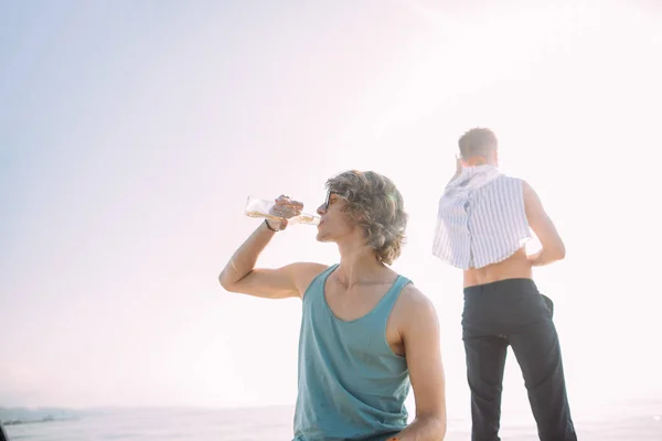 Iate bebendo cervejas enquanto conversa Grupo de amigos que fazem festa em barco à vela — Fotografia de Stock