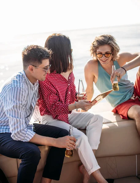 Jacht drinken bieren terwijl praten Groep van vrienden met feestje op zeilboot — Stockfoto