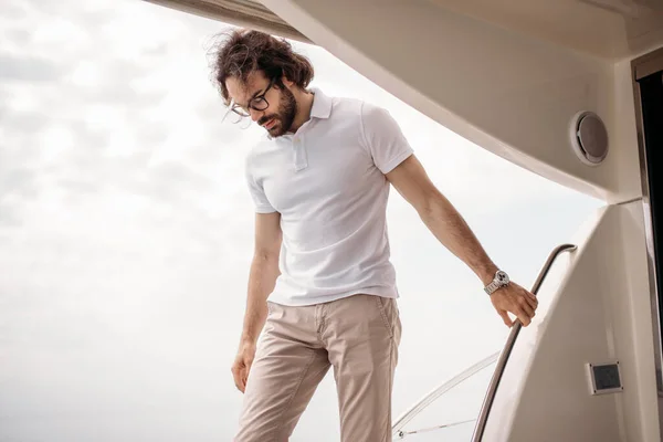 Smiling adult caucasian bearded sailor navigating in Caribbean sea — Stock Photo, Image