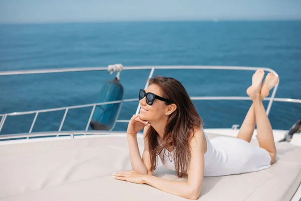 Fiatal szexi nő a privát jachtján naplementekor — Stock Fotó