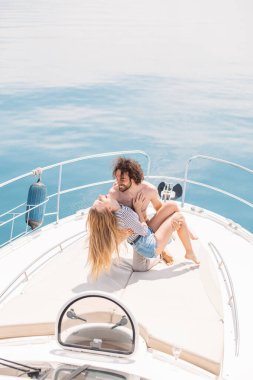 Yazın açık denizde lüks teknede ateşli flört aşıkları..