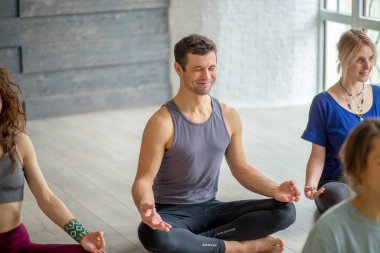 İnsanlar yoga yaparken meditasyon yapıyorlar. Özgürlük, sakinlik ve rahatlama.