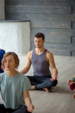 İnsanlar yoga yaparken meditasyon yapıyorlar. Özgürlük, sakinlik ve rahatlama.