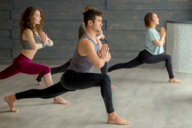 Esneklik egzersizi yapan gençler, vücut dengesi sınıfı, yoga pratiği.
