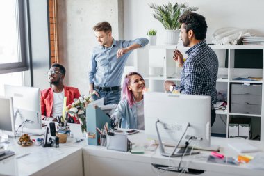 Lüks ofis alanında çalışan iş adamları.