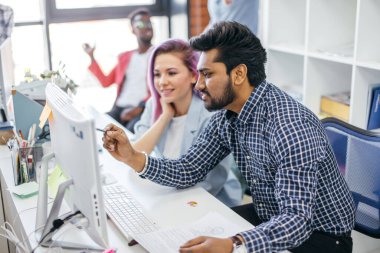 Lüks ofis alanında çalışan iş adamları.
