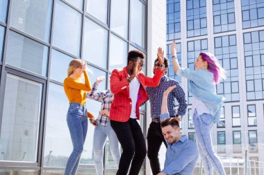 Kentsel arka planda takılan çok ırklı gençler grubu