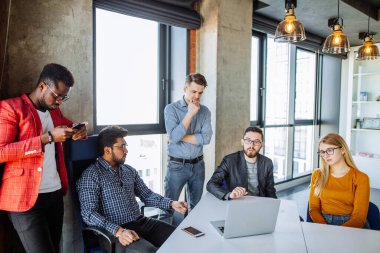 Uluslararası şirketler arası modern ofiste takım çalışması.