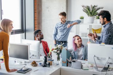 Lüks ofis alanında çalışan iş adamları.