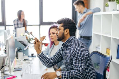 Lüks ofis alanında çalışan iş adamları.