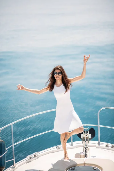 Modelo femenino caucásico en gafas posando en velero de lujo —  Fotos de Stock