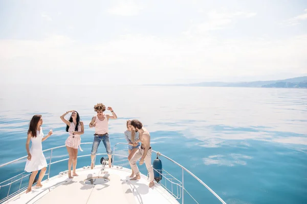 Cruzeiro marítimo e férias - jovens com taças de champanhe em barco ou iate — Fotografia de Stock