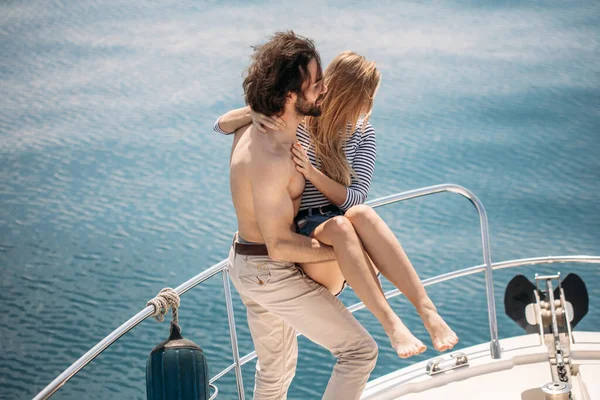 Crucero marítimo y vacaciones - jóvenes con copas de champán en barco o yate —  Fotos de Stock