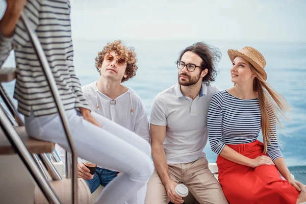 旅行、坐船、友谊和人的概念- -朋友们坐在游艇甲板上 — 图库照片