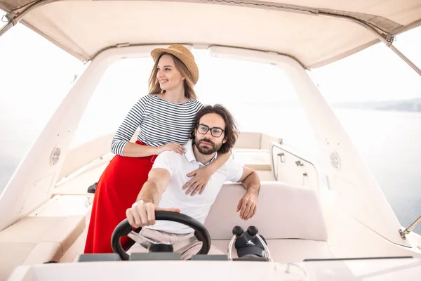 Jong mooi getrouwd stel omarmen op het jacht op vakantie — Stockfoto