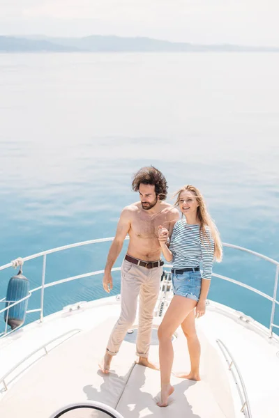 Hot dating lovers on the luxury boat in open sea in summer. — Stock Photo, Image