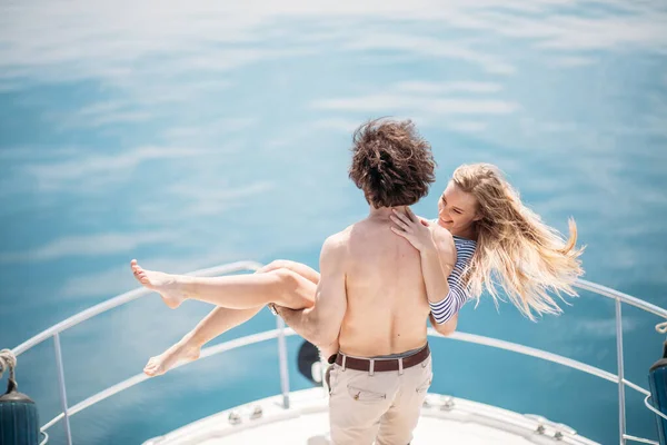Quente namoro amantes no barco de luxo em mar aberto no verão. — Fotografia de Stock