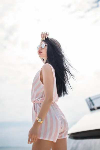 Donna attraente abbronzatura su yacht, godendo la luce del sole, in posa sul ponte di barca a vela — Foto Stock