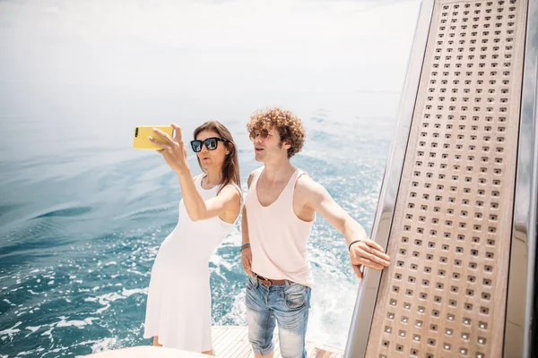Feliz pareja caucásica tomando selfie viajando de vacaciones — Foto de Stock