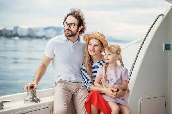 Pai, mãe e filha navegando no iate no mar — Fotografia de Stock