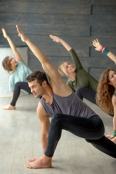 Yoga αρχάριοι γυμνάζονται σε γκρι τοίχο, κάνουν γιόγκα ή πιλάτες στάση. — Φωτογραφία Αρχείου