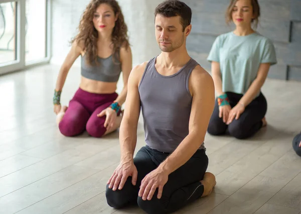 Erkek yoga hocası spor salonunda yoga dersi alıyor. — Stok fotoğraf