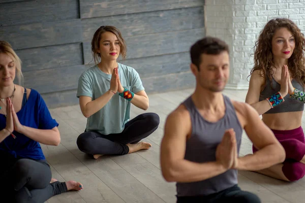 Erkek yoga hocası spor salonunda yoga dersi alıyor. — Stok fotoğraf