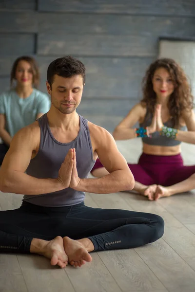 Erkek yoga hocası spor salonunda yoga dersi alıyor. — Stok fotoğraf