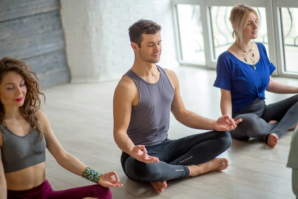 İnsanlar yoga yaparken meditasyon yapıyorlar. Özgürlük, sakinlik ve rahatlama. — Stok fotoğraf
