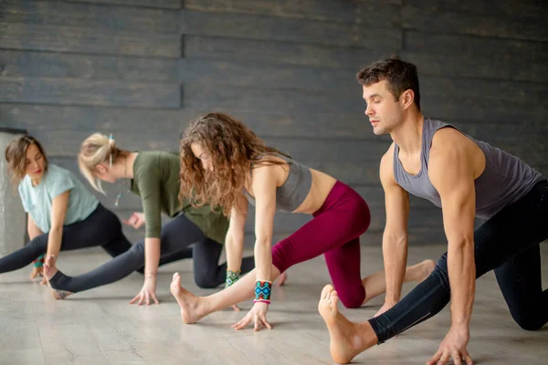 Esneklik egzersizi yapan gençler, vücut dengesi sınıfı, yoga pratiği. — Stok fotoğraf