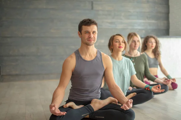 Gruppe junger Leute posiert in der Klasse mit Yoga-Lotus. — Stockfoto