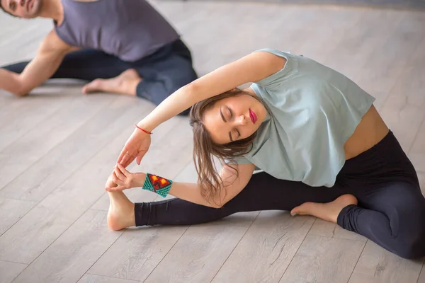 Молодежь практикует йогу — стоковое фото