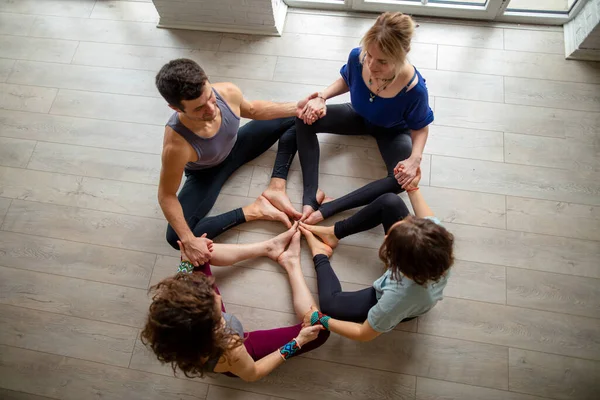 Bir grup genç yoga ya da pilates stüdyosunda daireler çiziyor. — Stok fotoğraf