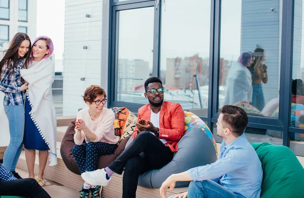 Personas discutiendo el proceso de trabajo mientras están sentados en el salón de oficina al aire libre — Foto de Stock