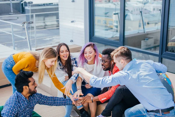 Jóvenes diseñadores dando cinco después de firmar contrato con socios en el extranjero. — Foto de Stock